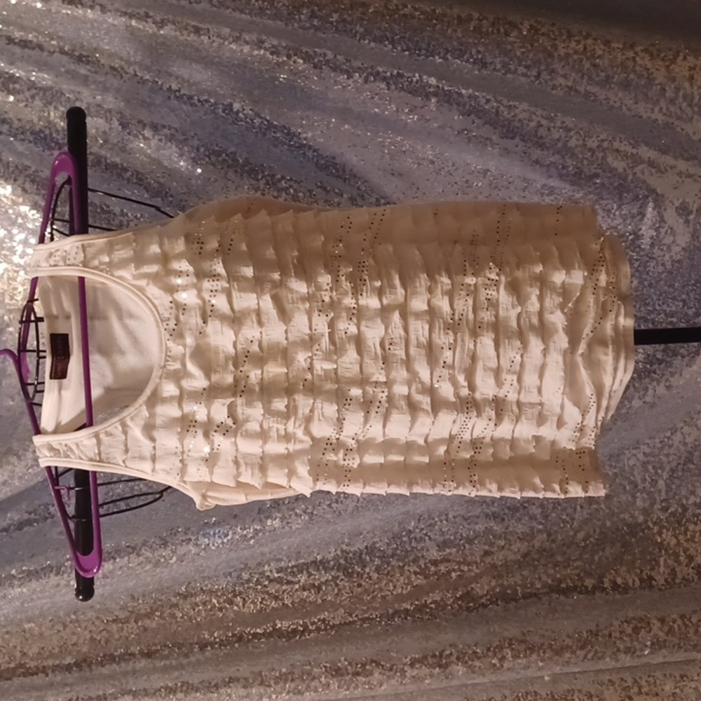 Woman's white tank top